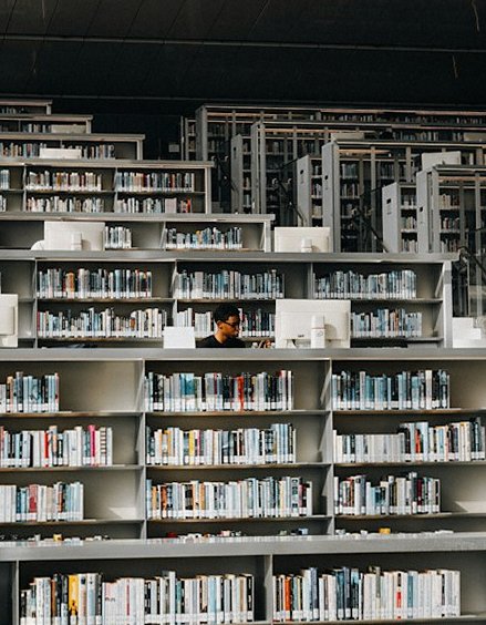 本棚がずらりと並ぶ図書館の内部