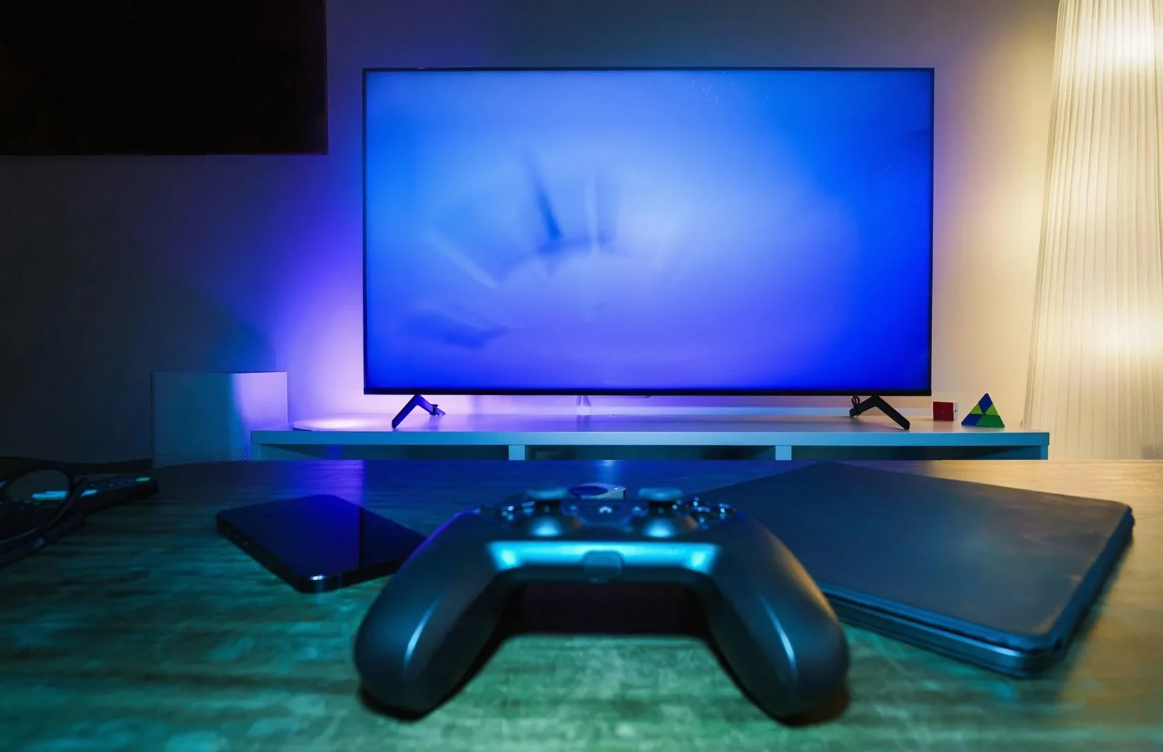 テレビの前に置かれたゲーム機のコントローラー
